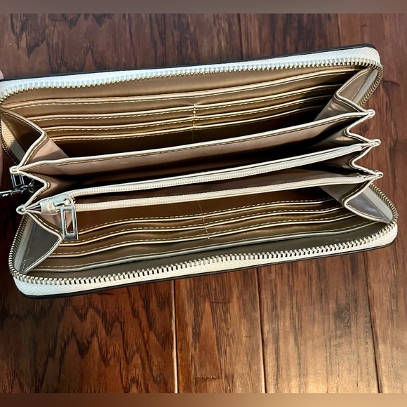 Guess wristlet wallet - Picture 3 of 3